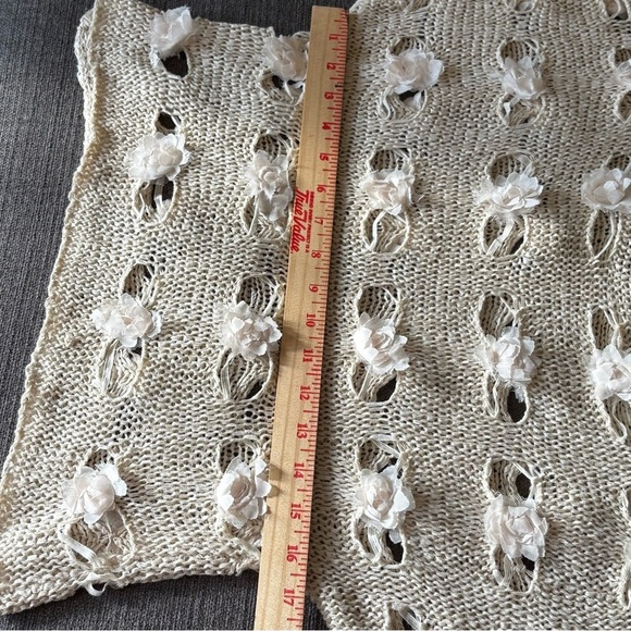 Scrap Work sz S Whimsical Cream Open Knit Dainty Ivory Flowers 3/4 Bell Sleeves - Picture 8 of 11